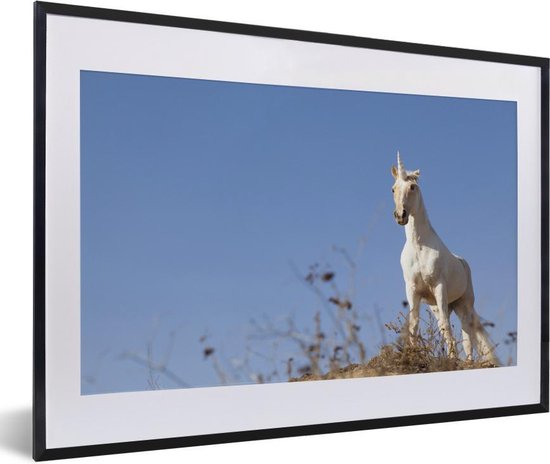 Foto in lijst - Eenhoorn op heuveltop fotolijst 60x40 cm - Poster in lijst (Wanddecoratie woonkamer / slaapkamer) Foto in lijst - Eenhoorn op heuveltop fotolijst 60x40 cm - Poster in lijst (Wanddecoratie woonkamer / slaapkamer)