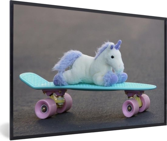 Foto in lijst - Eenhoorn op skateboard fotolijst 90x60 cm - Poster in lijst (Wanddecoratie woonkamer / slaapkamer) Foto in lijst - Eenhoorn op skateboard fotolijst 90x60 cm - Poster in lijst (Wanddecoratie woonkamer / slaapkamer)