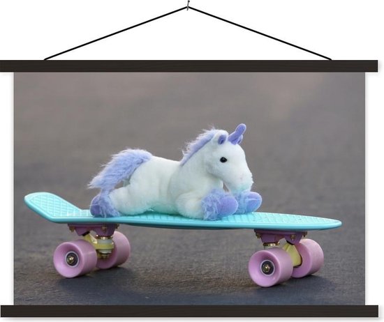 Eenhoorn op skateboard schoolplaat platte latten zwart 120x80 cm - Foto print op textielposter (wanddecoratie woonkamer/slaapkamer) Eenhoorn op skateboard schoolplaat platte latten zwart 120x80 cm - Foto print op textielposter (wanddecoratie woonkamer/slaapkamer)