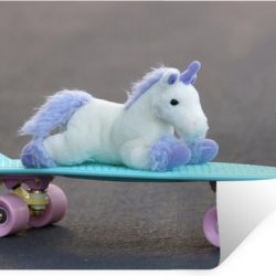 Muursticker Eenhoorns - Eenhoorn op skateboard - 60x40 cm - zelfklevend plakfolie - herpositioneerbare muur sticker