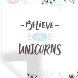 Muursticker Illustratie voor kinderen - Kinderillustratie Believe in unicorns quote - 80x120 cm - zelfklevend plakfolie - herpositioneerbare muur sticker