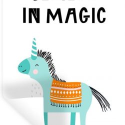 Muursticker Kinderillustratie Dier en Tekst - Kinderillustratie met de quote 'Believe in magic' en een eenhoorn - 60x90 cm - zelfklevend plakfolie - herpositioneerbare muur sticker