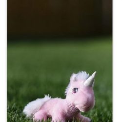 Roze eenhoorn op gras schoolplaat platte latten blank 60x90 cm - Foto print op textielposter (wanddecoratie woonkamer/slaapkamer)