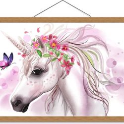 Schoolplaat – Cartoon van Eenhoorn met Bloemen en Vlinder - 60x40cm Foto op Textielposter (Wanddecoratie op Schoolplaat)
