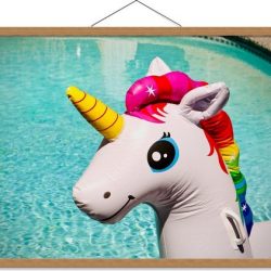Schoolplaat – Eenhoorn Opblaasfiguur - 90x60cm Foto op Textielposter (Wanddecoratie op Schoolplaat)