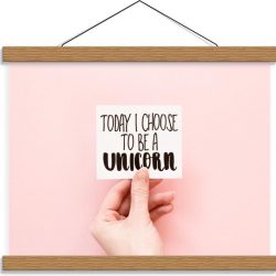 Schoolplaat – ''Today I Choose To Be A Unicorn'' op Roze Achtergrond  - 40x30cm Foto op Textielposter (Wanddecoratie op Schoolplaat)