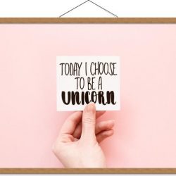 Schoolplaat – ''Today I Choose To Be A Unicorn'' op Roze Achtergrond  - 90x60cm Foto op Textielposter (Wanddecoratie op Schoolplaat)